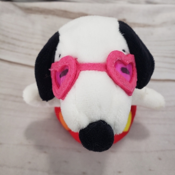 Hallmark Peanuts Snoopy Valentine Zip Along Plush Toy Puppy Love 5 Inch 2023 - Picture 2 of 9